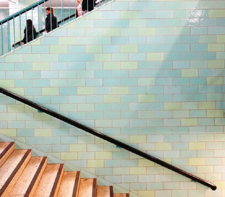 تأثیر کاشی برای بدنه راه پله در نورگیری فضا