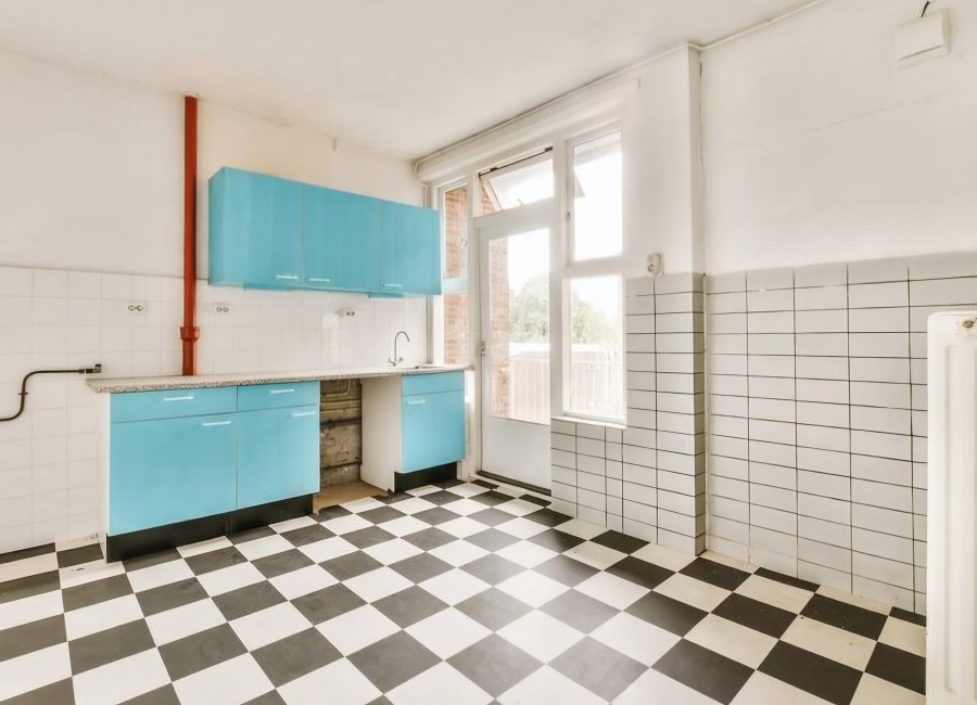 لق شدن کاشی&zwnj; های کف آشپزخانه