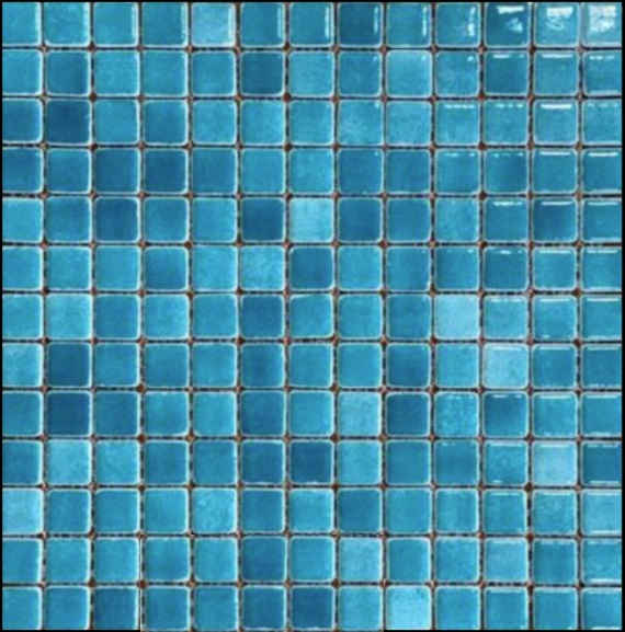 نمای کلی از یک استخر جدید با کاشی&zwnj;های بندکشی شده