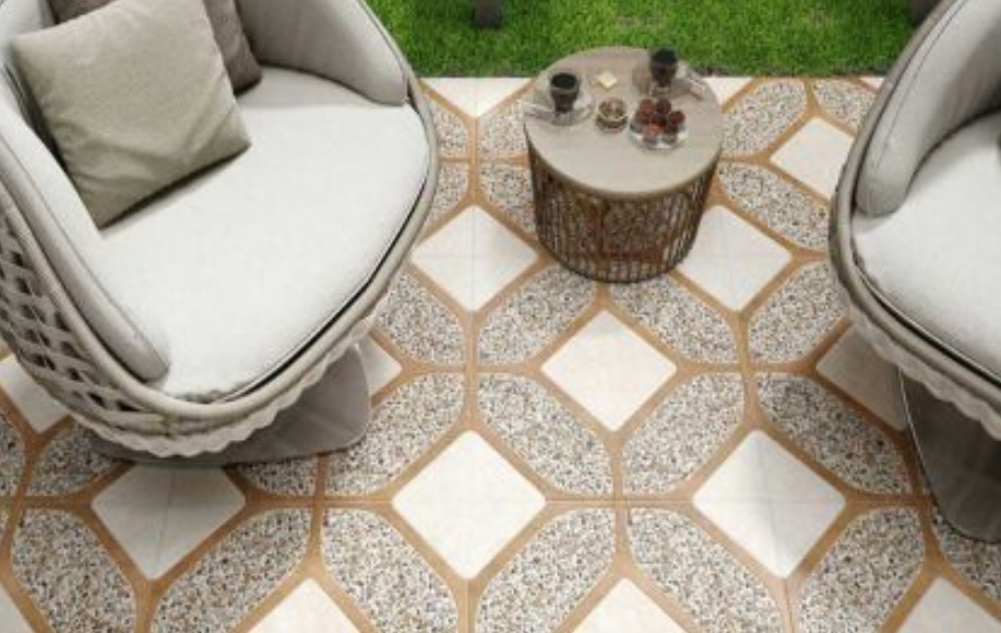 نمایی از سایه&zwnj;بان کنار کف حیاط با کاشی