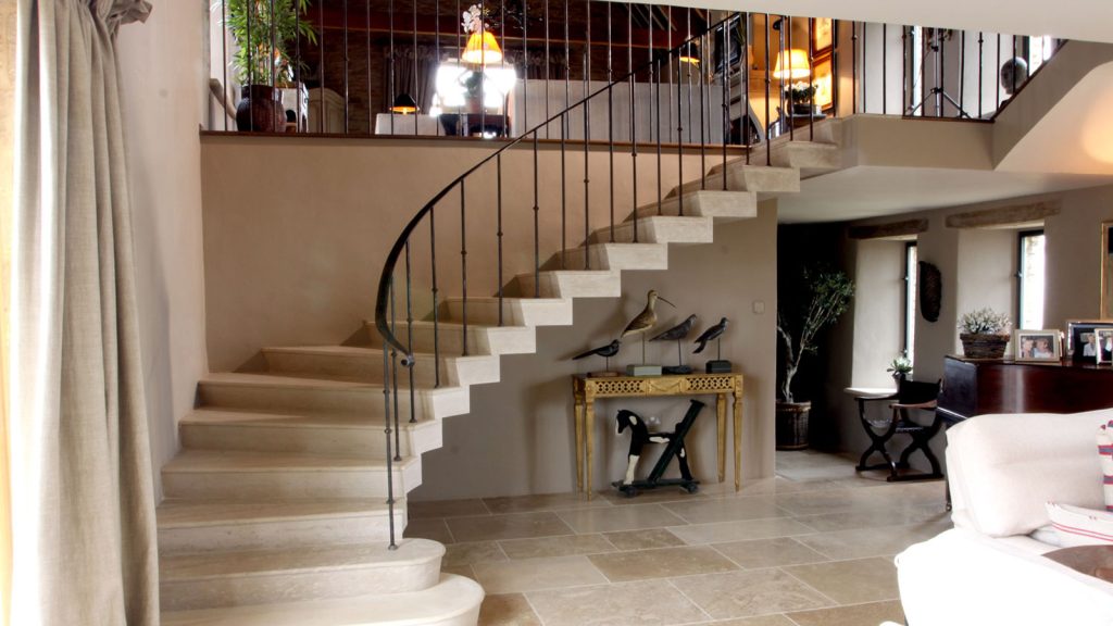 نمای کلی از یک پروژه نصب کاشی در بدنه خانه